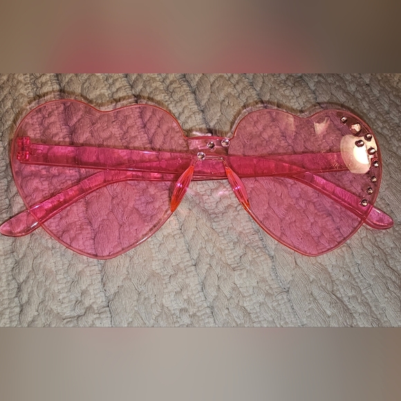 7 Ct. Pink Heart-Shaped Party Glasses - Picture 3 of 7